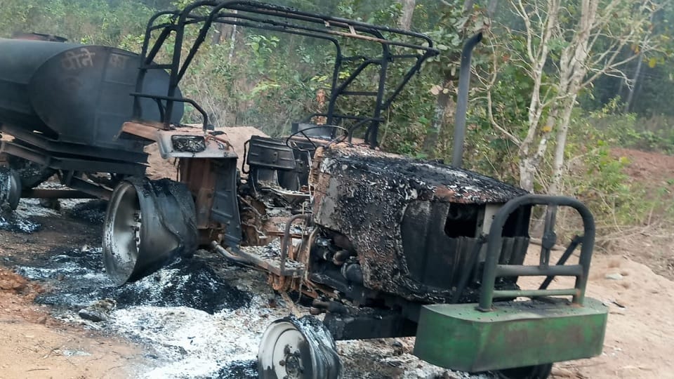 Naxalites set tankers, machines and tractor vehicles on fire
