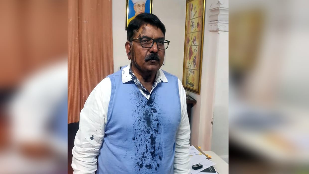 Allahabad University: Ink thrown on registrar who came to collect memorandum from students