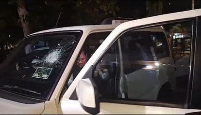 Ratlam: Stones pelted on former MLA's vehicle on Mumbai-Delhi Expressway, front glass burst
