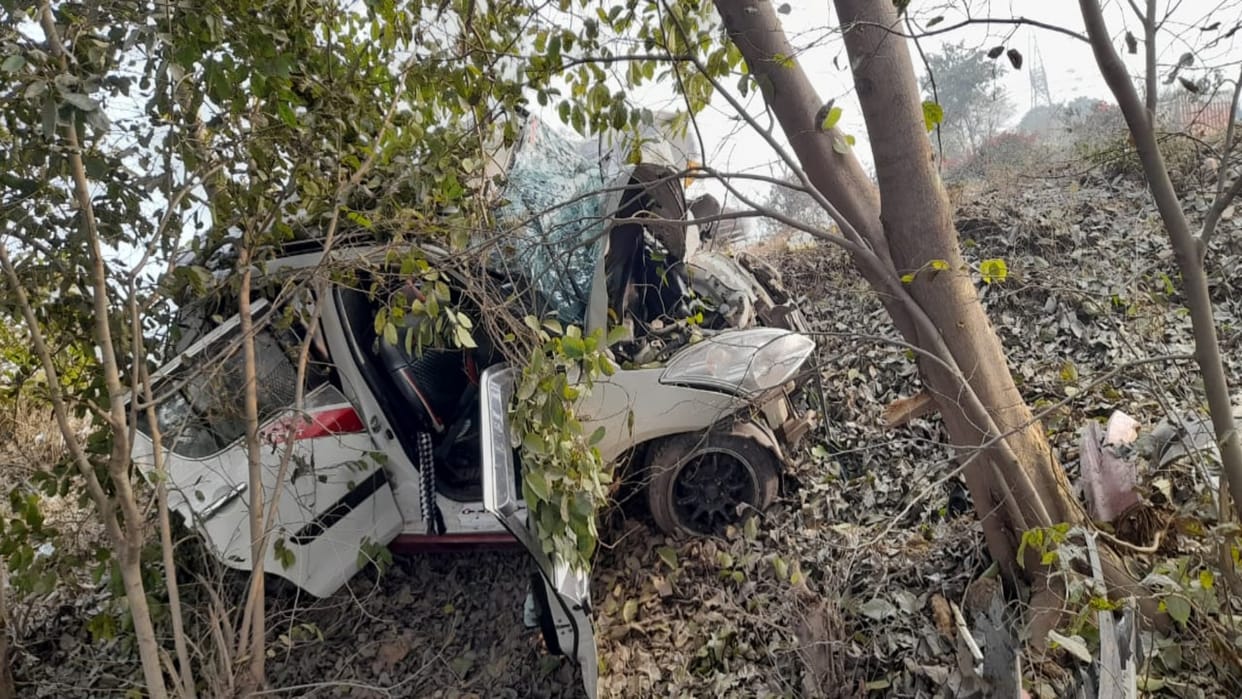 Car Accident: Speeding car collides with a tree, car rider returning after darshan from Khatu seriously injure