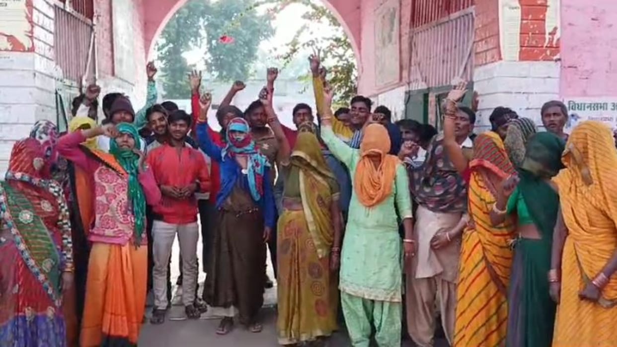 Dholpur Sanitation workers of Bari Municipality went on strike by boycotting work
