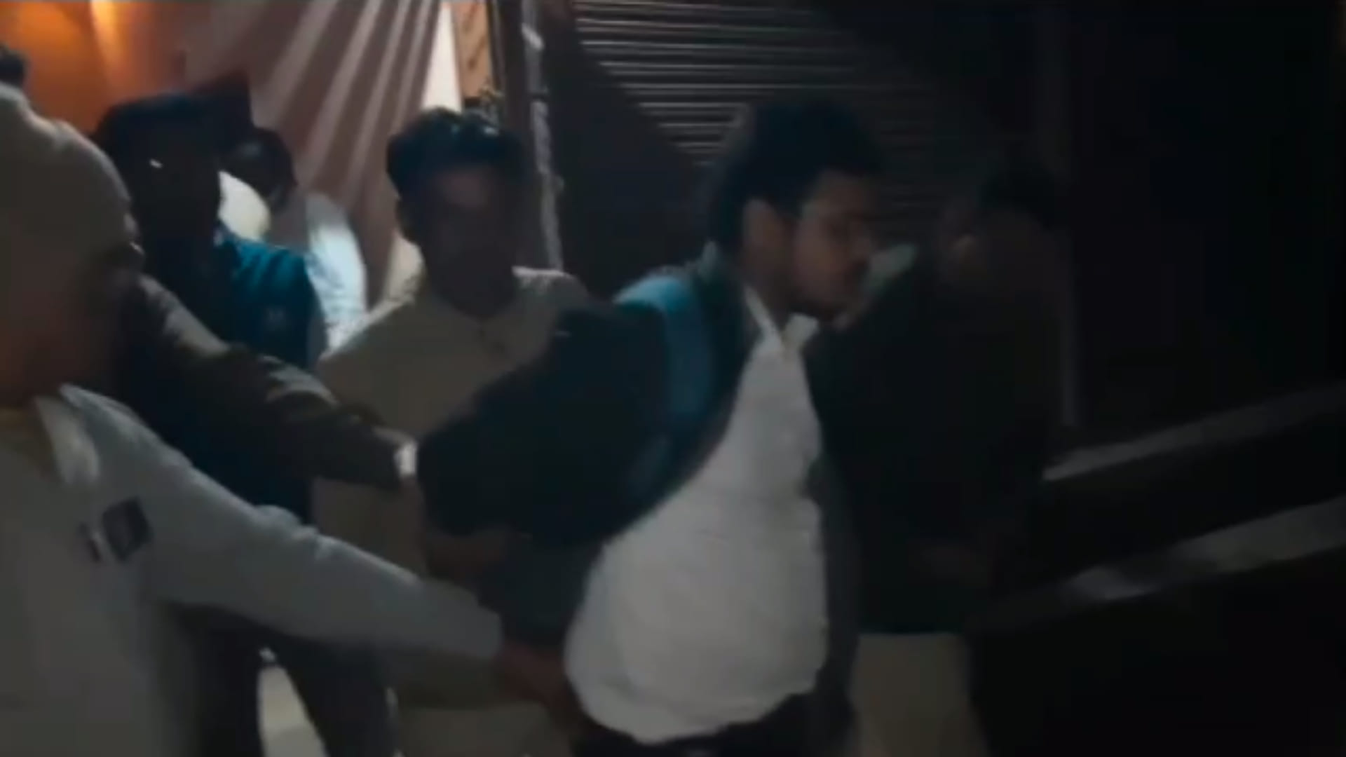 रीवा में चाकू की नोक पर बंधक बनाने वाले रेलवे कर्मचारी को पुलिस ने गिरफ्तार कर लिया।