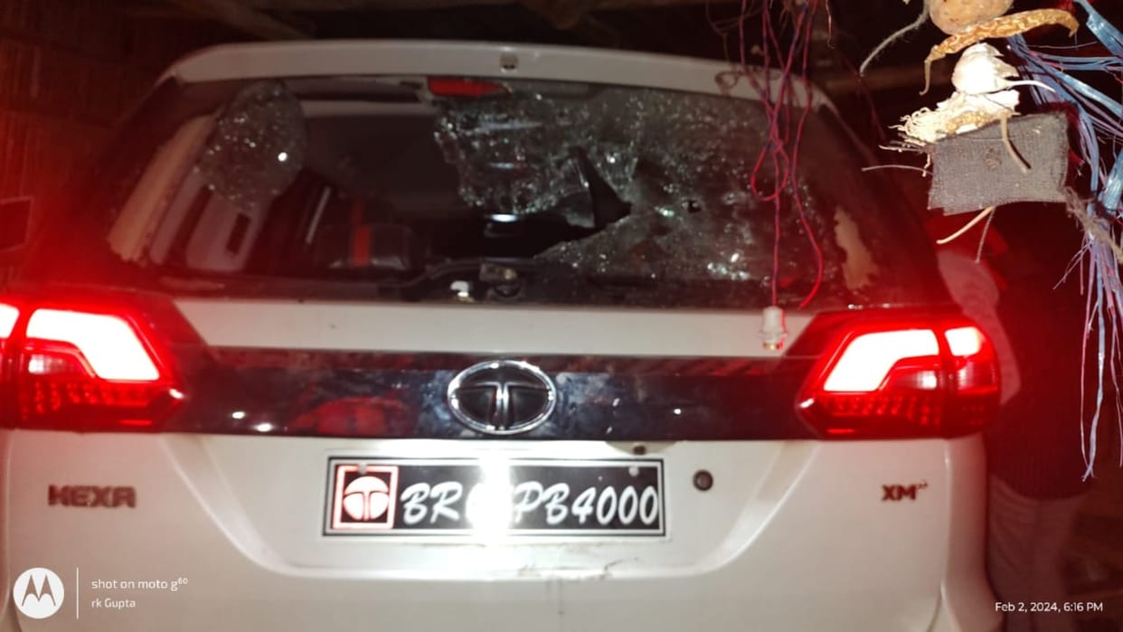 Road accident today in bihar Motihari car collided in house.public scuffled with the bihar police.
