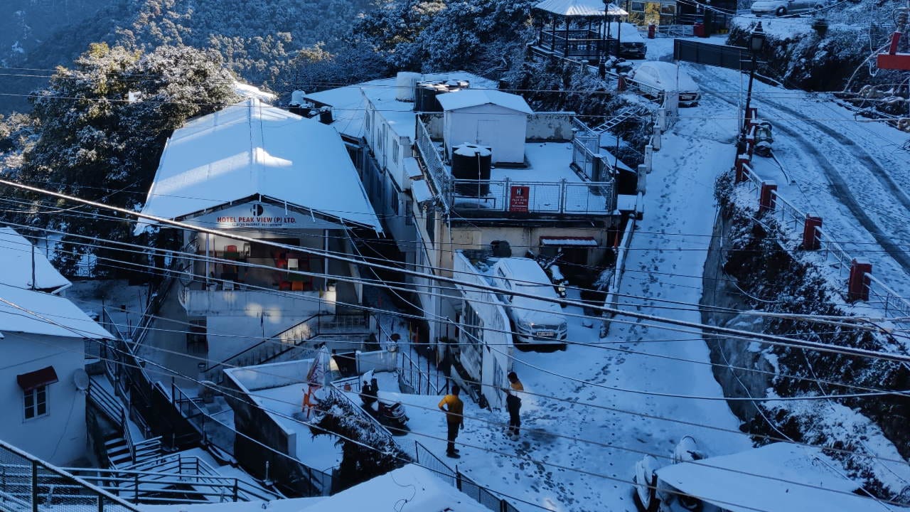 Snowfall pictures 2024 in Uttarakhand Snow lying in many districts including Mussoorie Uttarkashi Chamoli