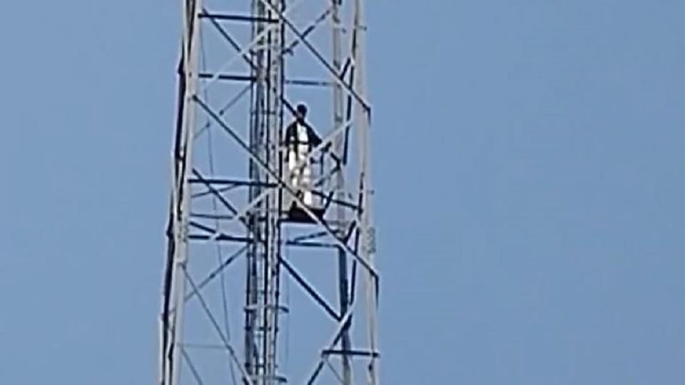 Hurt by the fight with his father, a young man climbed the mobile tower, set this condition for getting down