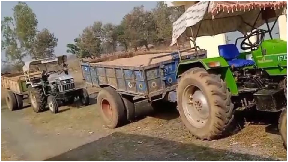 Two tractors filled with illegal sand seized at Gadaghat in Shahdol