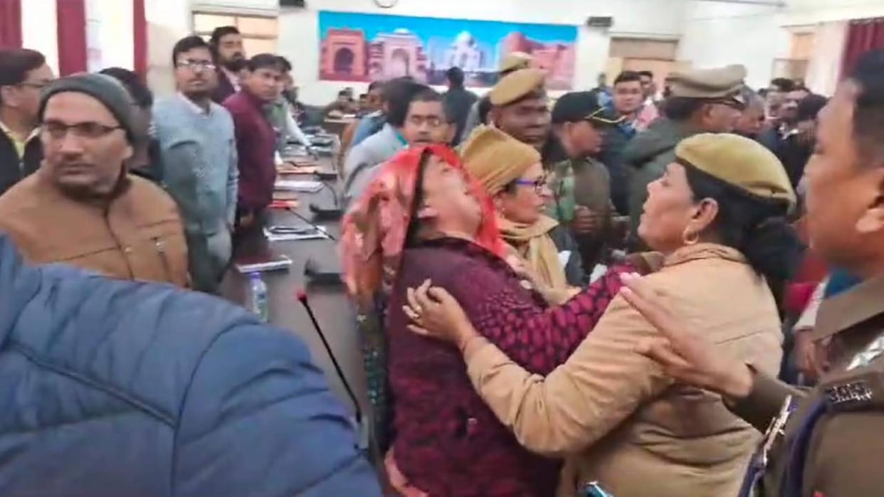 people who came with mother started taking daughter away in front of SDM In Agra tehsil huge commotion