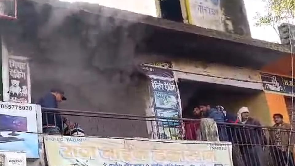 Gajraula: Loss worth lakhs due to fire in photo frame making shop, beauty parlor goods also burnt