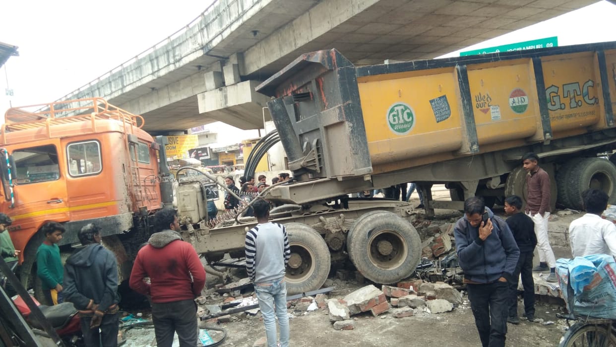 Bijnor: 22 tira trolley full of mining material gets out of control due to brake failure