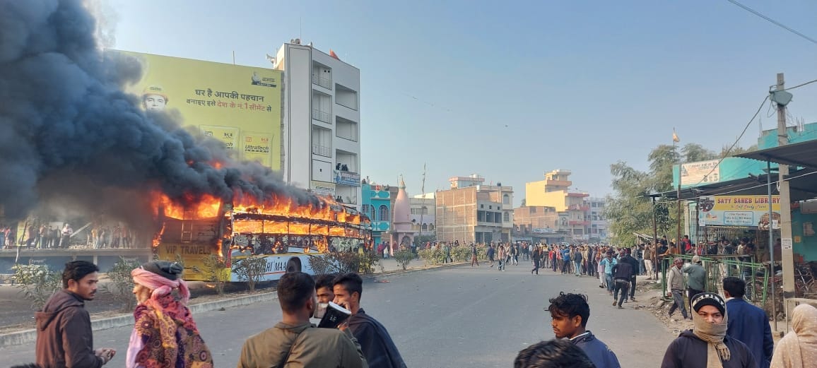 Bihar News: After the death of a student in Nalanda, ruckus on the highway, angry people set the bus on fire