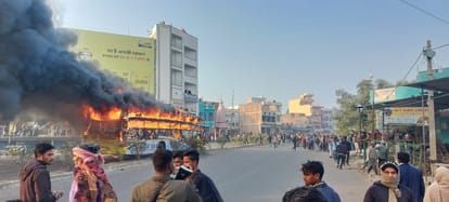Bihar News : छात्रा की मौत के बाद सड़क पर बवाल, गुस्साए लोगों ने बस में लगाई आग; ड्राइवर को भी बेरहमी से पीटा Bihar News: After the death of a student in Nalanda, ruckus on the highway, angry people set the bus on fire