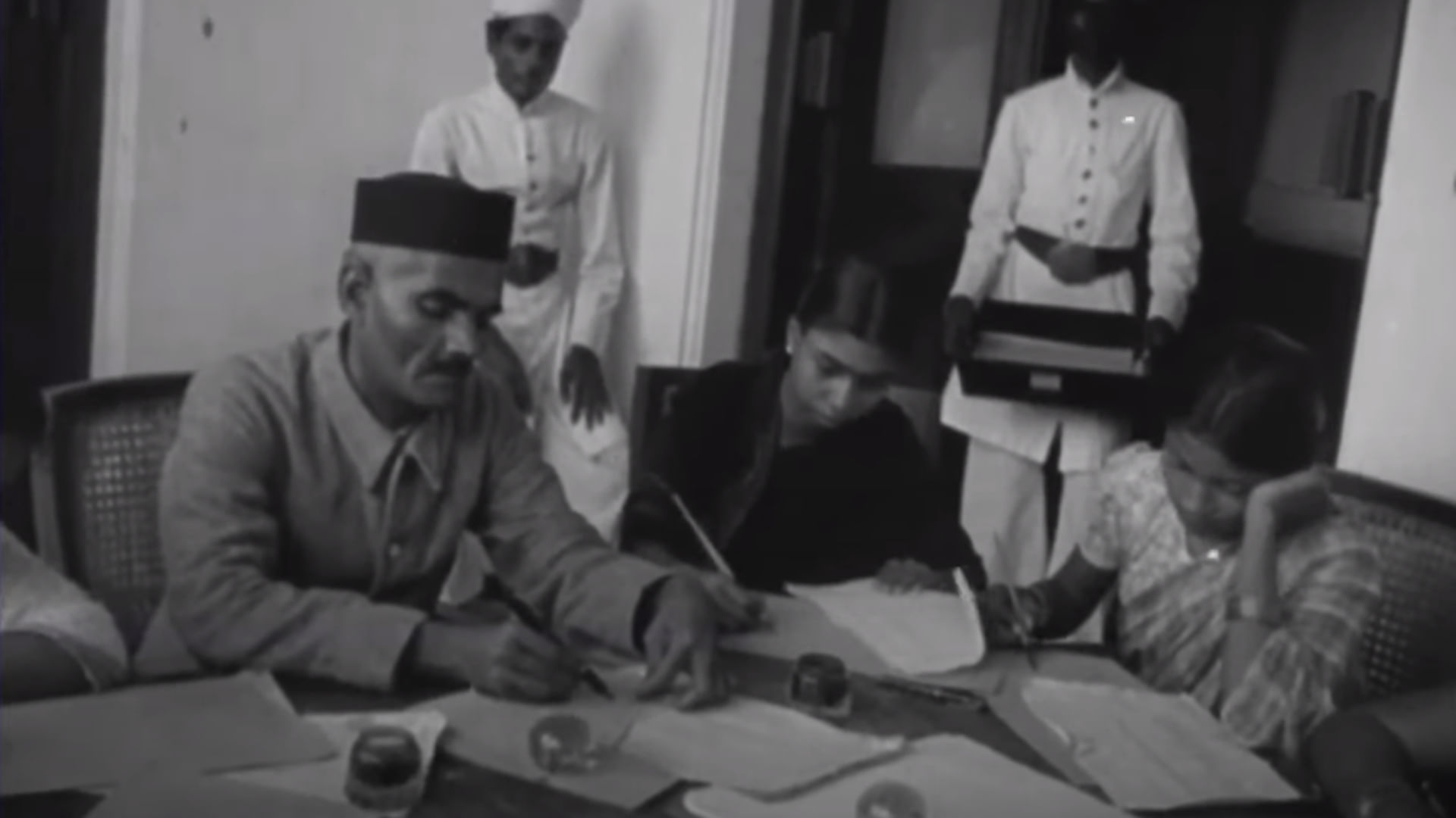 चुनाव में लगे अधिकारी