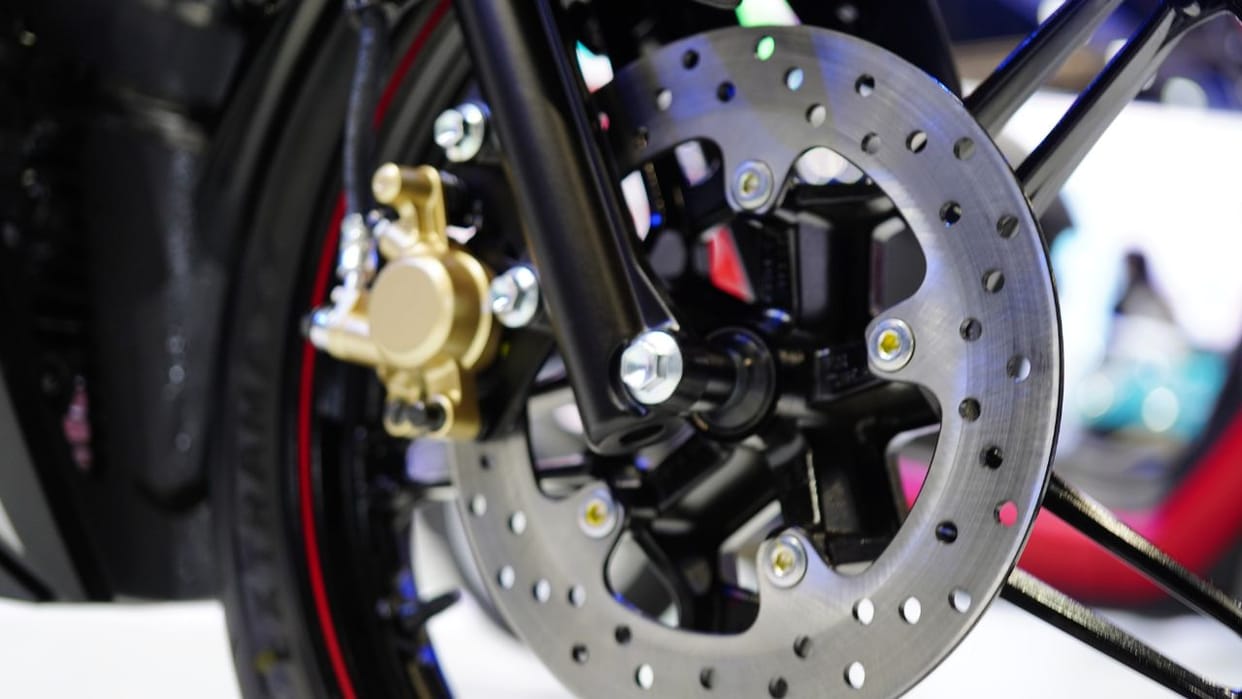 There are holes in the disc brake of two wheel relay, know what kind of disc has protection
