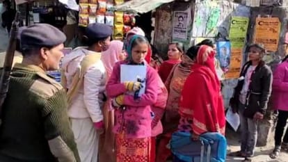 Bihar: गोपालगंज में गेट फांदकर परीक्षा हॉल में घुसी छात्राएं, पुलिस ने बरसाई लाठी; अभिभावकों ने किया हंगामा Gopalganj: Girl students entered examination hall by jumping gate, police baton-charged