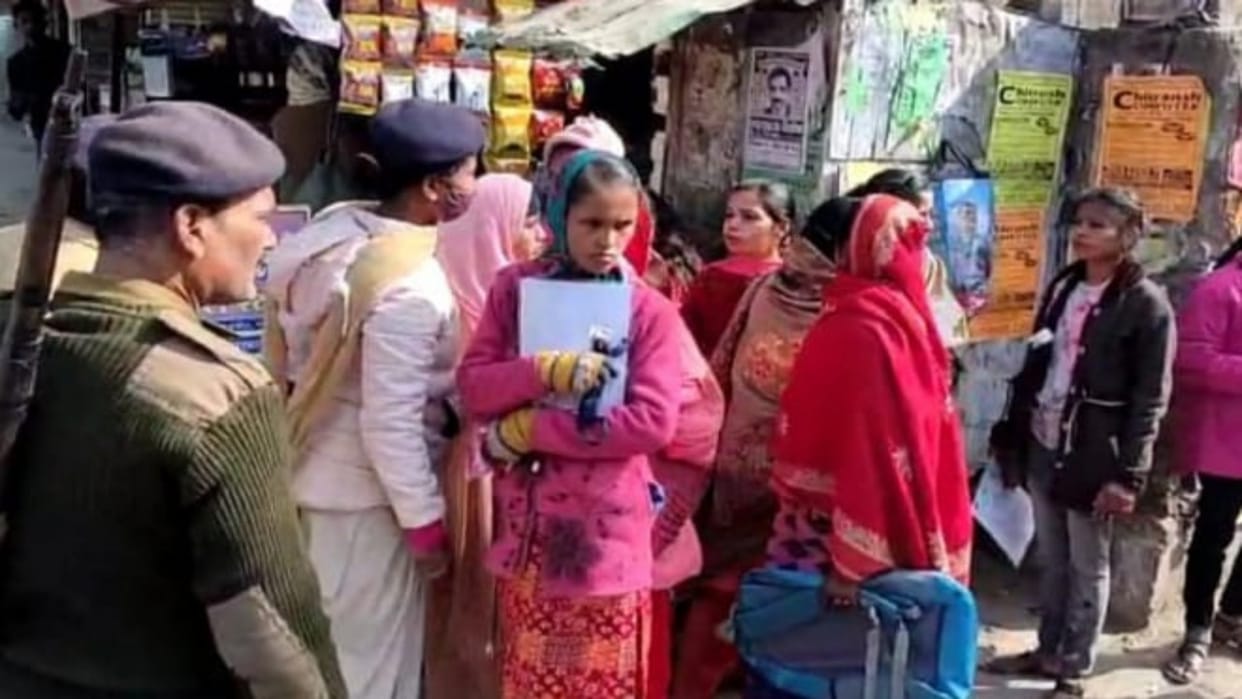 Gopalganj: Girl students entered examination hall by jumping gate, police baton-charged
