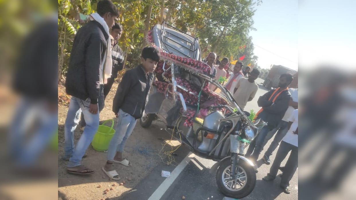Jamui: E rickshaw jumped 3 feet after being hit by truck; 5 injured from same family, 3 referred to Patna