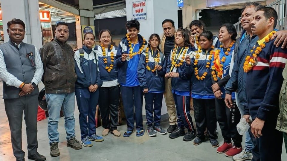 Indore News: Bollywood Actress Karisma Kapoor Reached Indore On Transit Visit See Photos