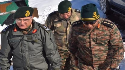 Lieutenant General Naveen Sachdeva visited forward areas in Poonch