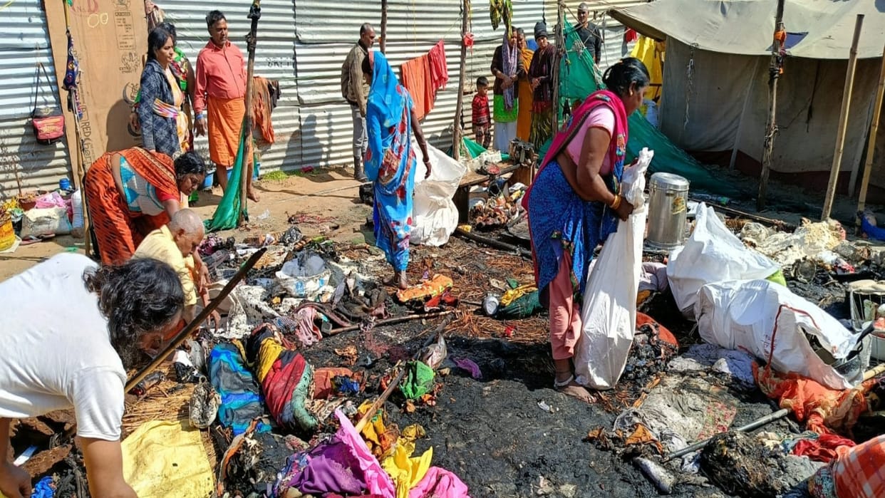 Magh Mela: Fire broke out in the camp of Kalpvasi in Khaak Chowk, all the stuff burnt to ashes