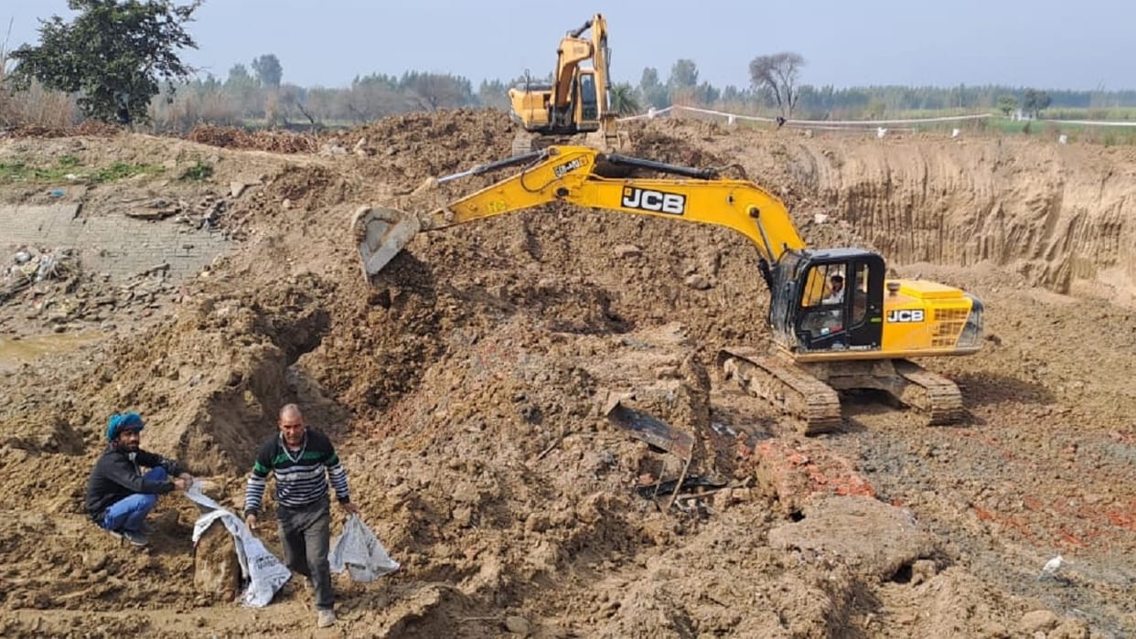 Major accident in Panipat, Two workers died and four injured due to being buried under soil