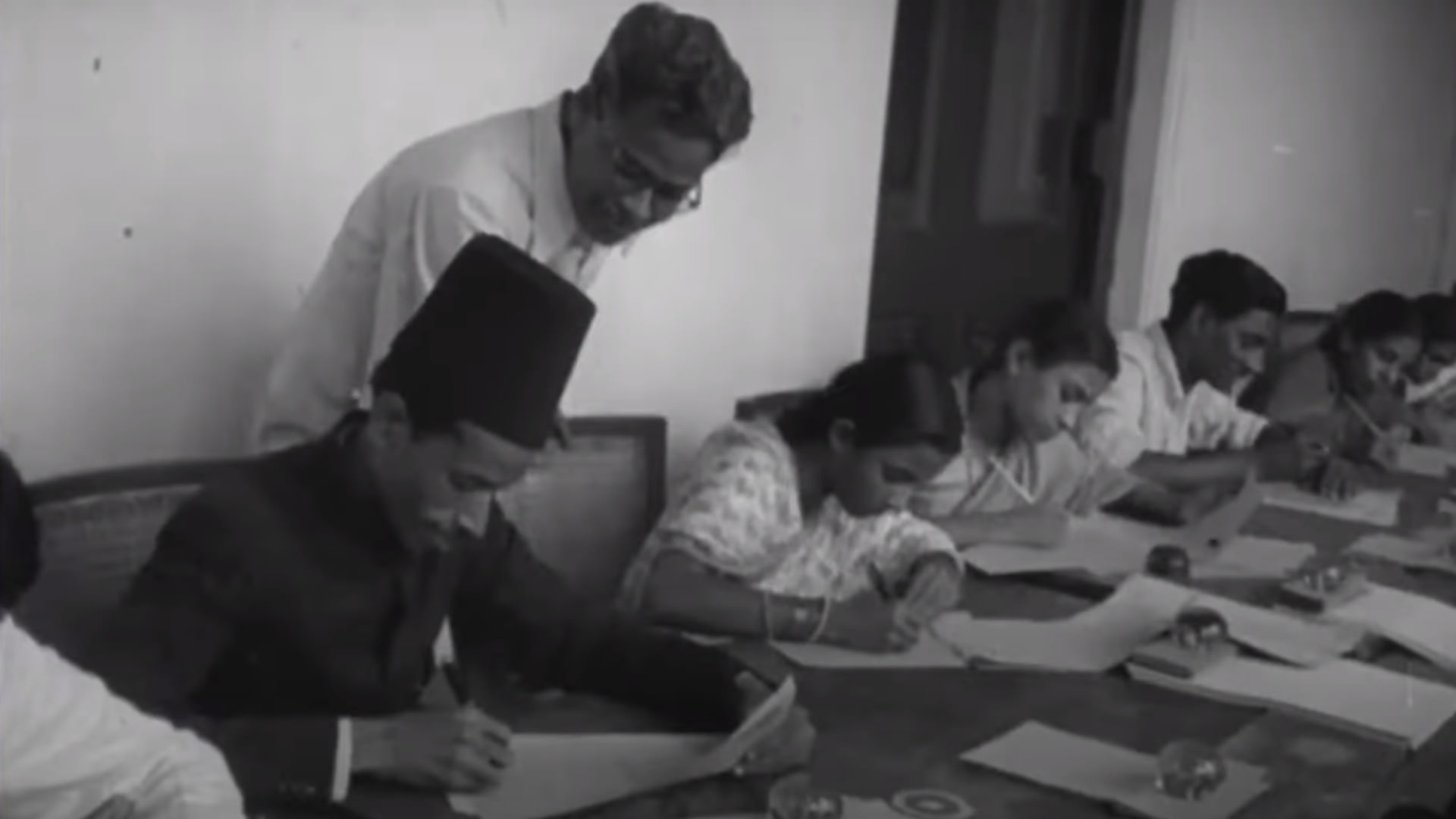 मतदाता सूची बनाते कर्मी