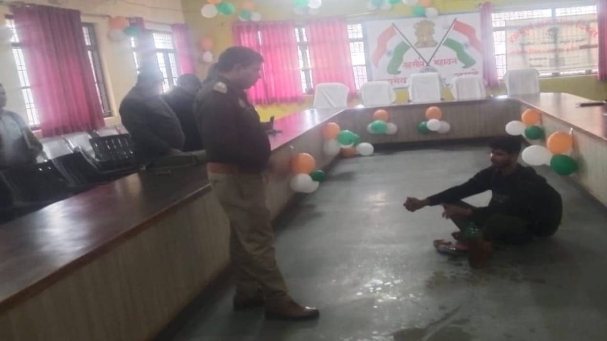 farmer attempts self-immolation in tehsil Hurt by lack of hearing in Mathura