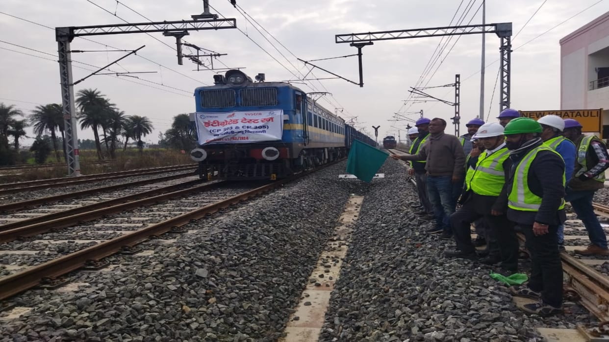 Meerut : Goods train has run on the corridor between Khatauli and Pilkhani