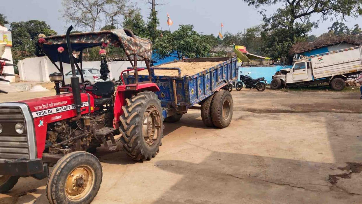 MP News: Police again seized tractor while mining sand in Umaria