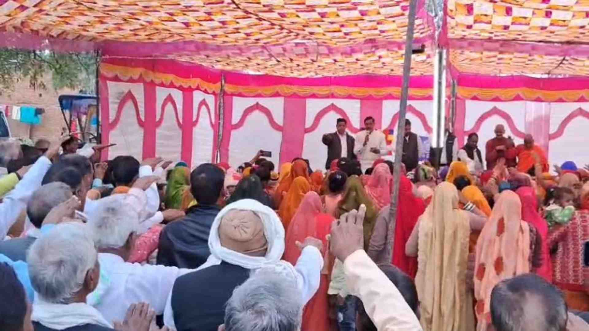 परिवारों को शपथ दिलाते बौद्ध धर्म गुरु।