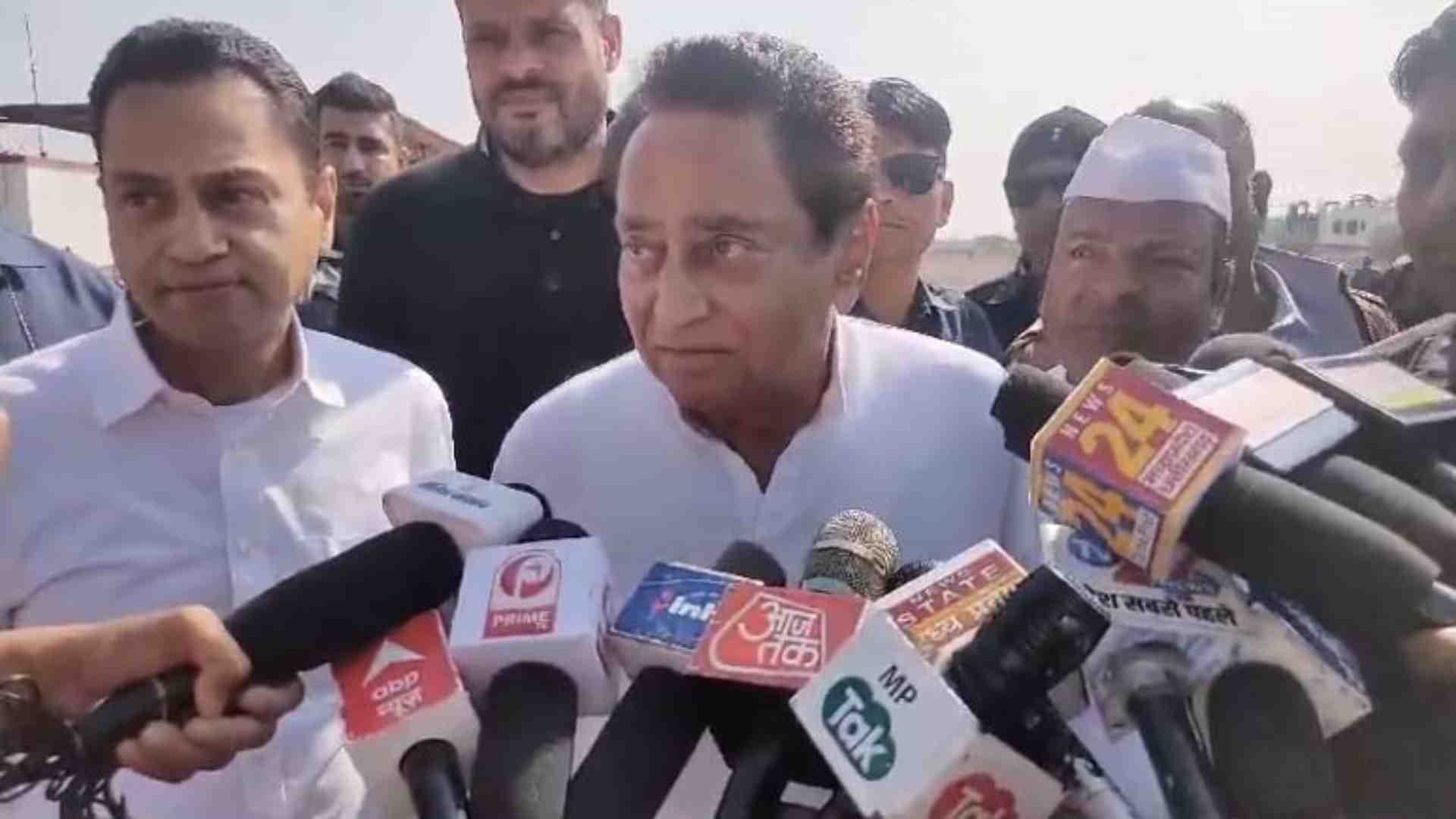 पत्रकारों से वार्ता करते पूर्व मुख्यमंत्री कमलनाथ।