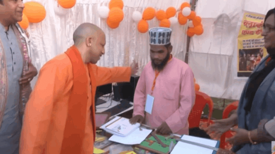 CM Yogi patted his back after hearing Ram Bhajan from the mouth of Muslim