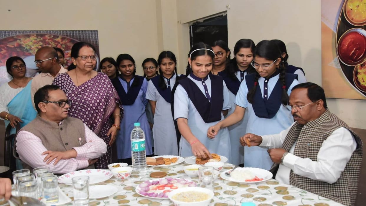 CG News: Minister Ramvichar netam tried to inspect residential girls school