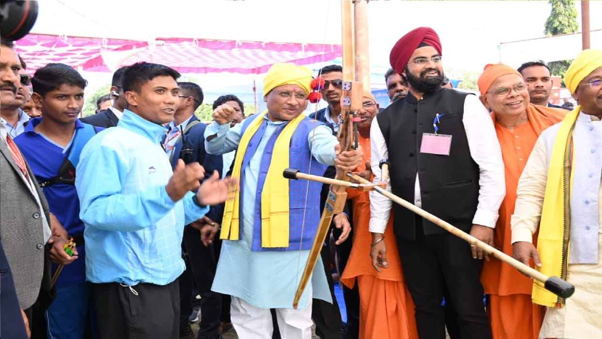 Chhattisgarh: CM Vishnudeo Sai tried his hand in archery; Hit the target accurately
