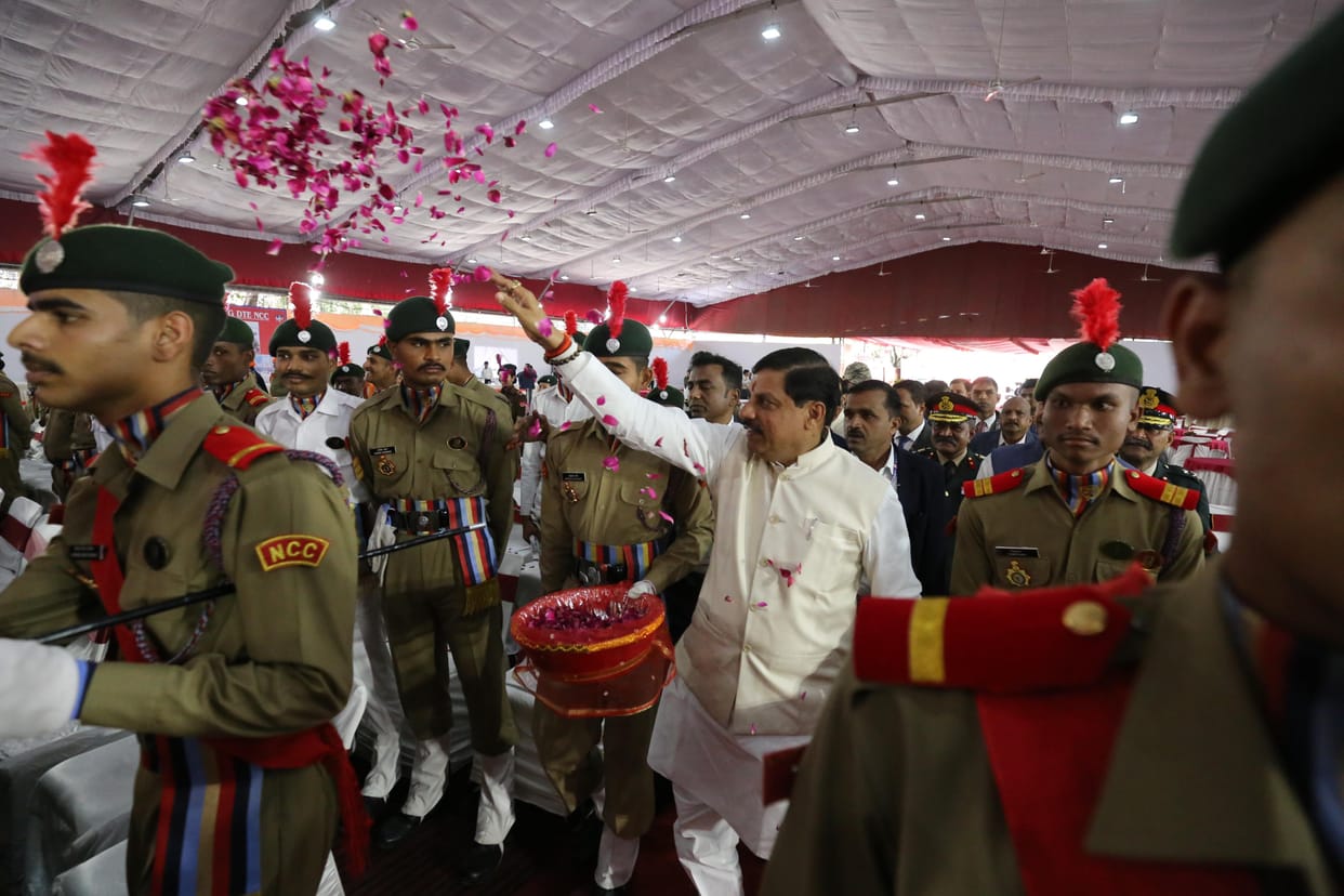 MP News: CM honored the cadets participating in the Republic ceremony, said - NCC is the way to convert destin