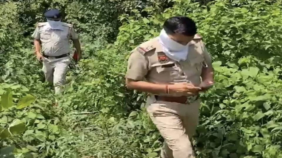 Police arrested accused in Etah 21 finished and half finished pistols were recovered from his possession