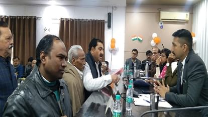 Aligarh DM Vishakh ji listened to people problems during Sampurn Samadhan Diwas