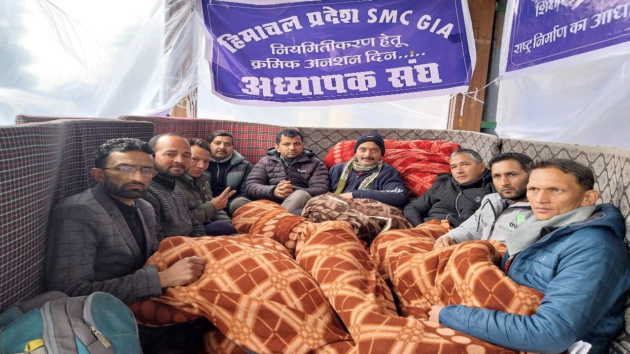 SMC teachers continue fast on eighth day, if demands are not met then they will stop teaching work from 8