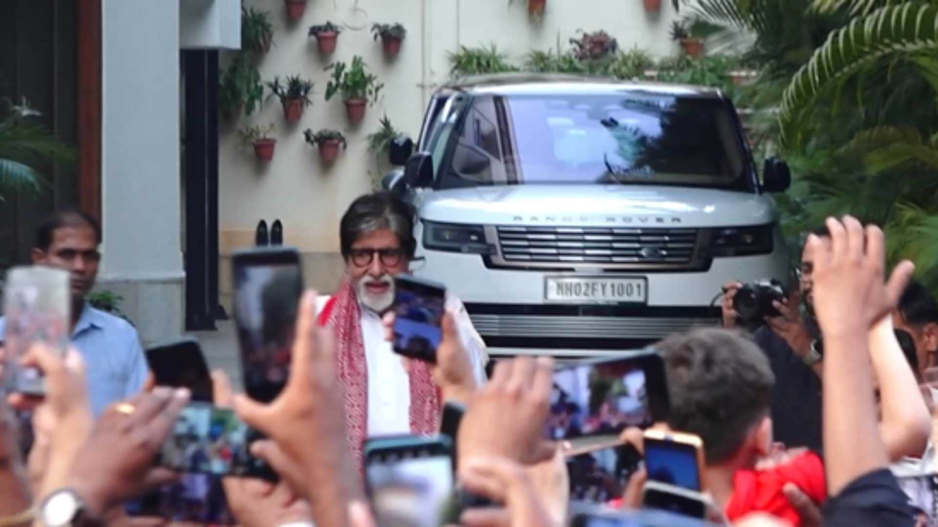 Amitabh Bachchan won hearts with his simplicity Crowd of fans gathered outside Jalsa for Raviwar darshan