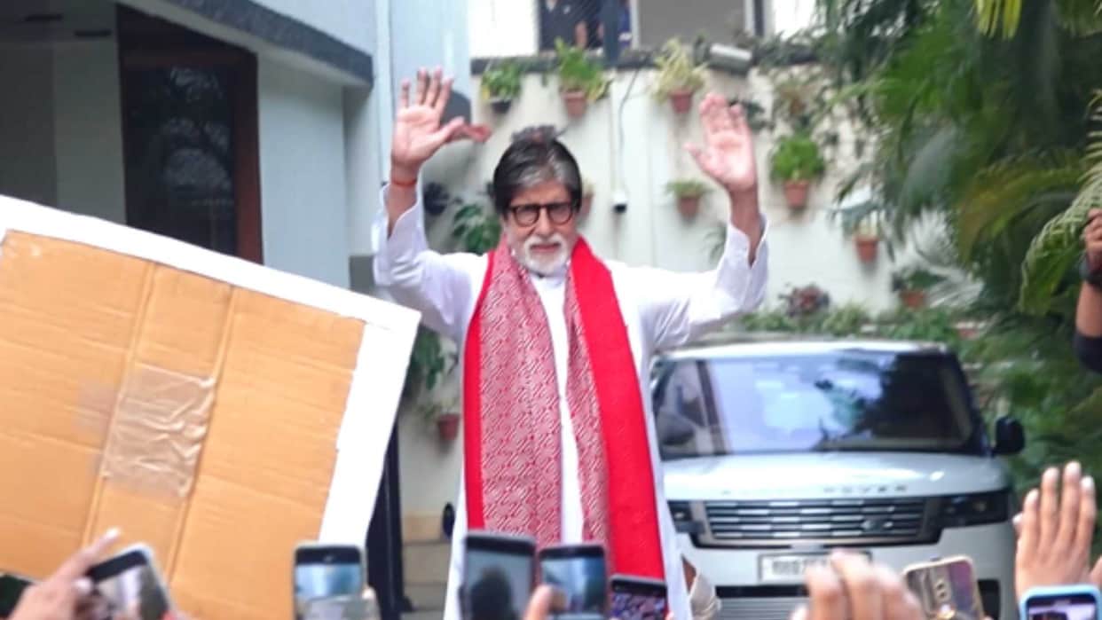 Amitabh Bachchan won hearts with his simplicity Crowd of fans gathered outside Jalsa for Raviwar darshan