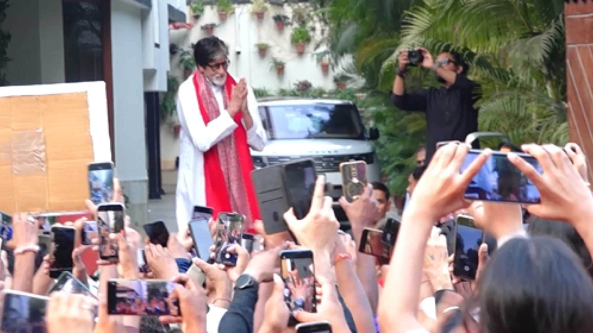 Amitabh Bachchan won hearts with his simplicity Crowd of fans gathered outside Jalsa for Raviwar darshan