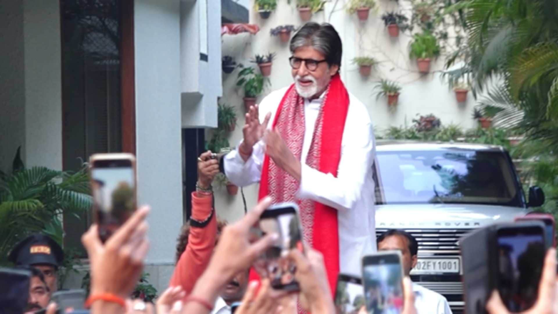 Amitabh Bachchan won hearts with his simplicity Crowd of fans gathered outside Jalsa for Raviwar darshan