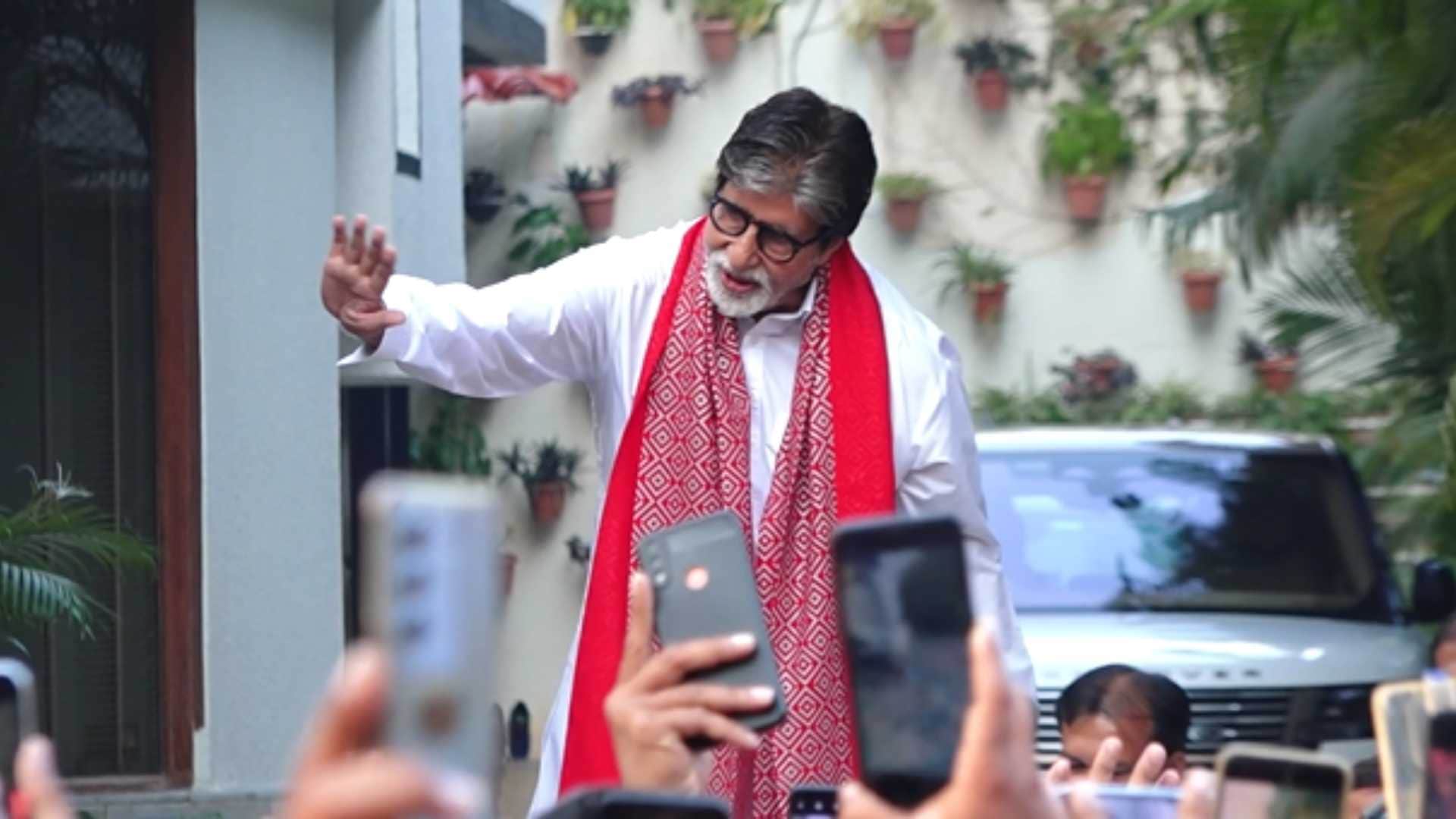 Amitabh Bachchan won hearts with his simplicity Crowd of fans gathered outside Jalsa for Raviwar darshan