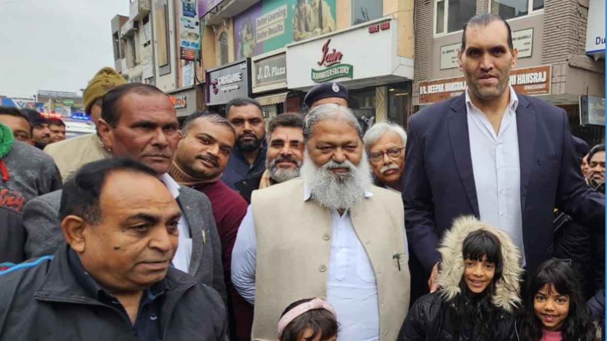 Haryana: The Great Khali drank tea with Home Minister Anil Vij