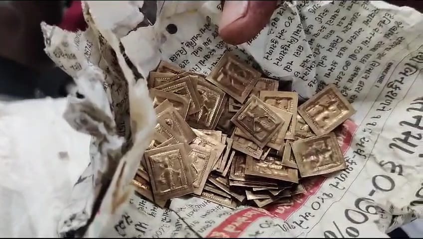 .भोपाल के युवक को असली सोना दिखाकर नकली गिन्नियां थमा दी गईं।