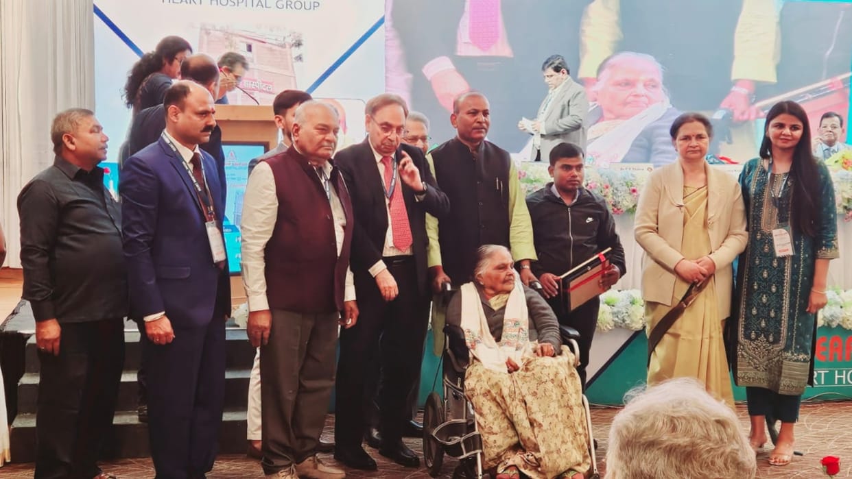 Bihar News : Dr AK Thakur's biographic 'Path Ke Praneta' released, cardiologist participated in Patna.