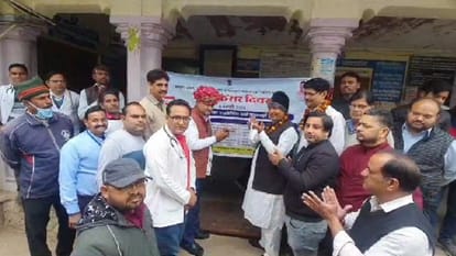 कैंसर जागरूकता कार्यक्रम की शुरुआत करते करौली विधायक दर्शन सिंह गुर्जर