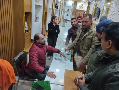 Vikasnagar: तमंचे के बल पर ज्वेलरी शॉप में लूट का प्रयास, एक बदमाश को लोगों ने दबोचा, दो मुठभेड़ में पकड़े Dehradun Vikasnagar Crime Attempt to Loot in jewellery shop at gunpoint businessman caught criminal