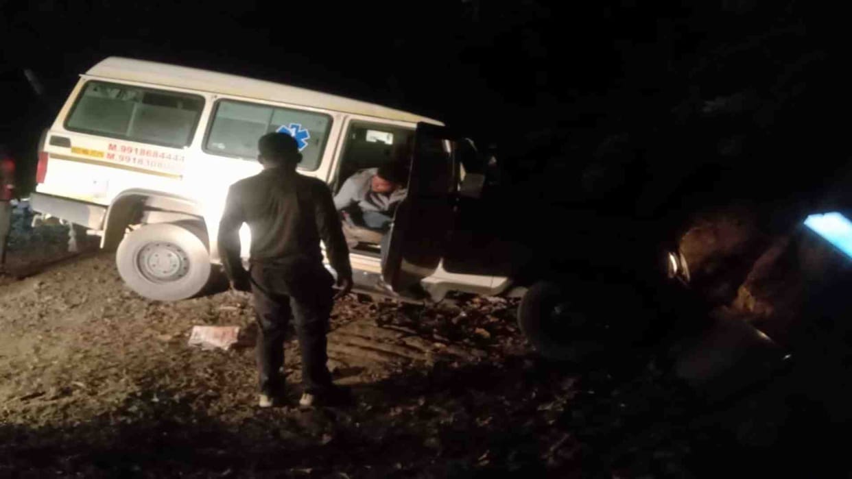 Shahdol: Ambulance returning after leaving the patient collides with a rock