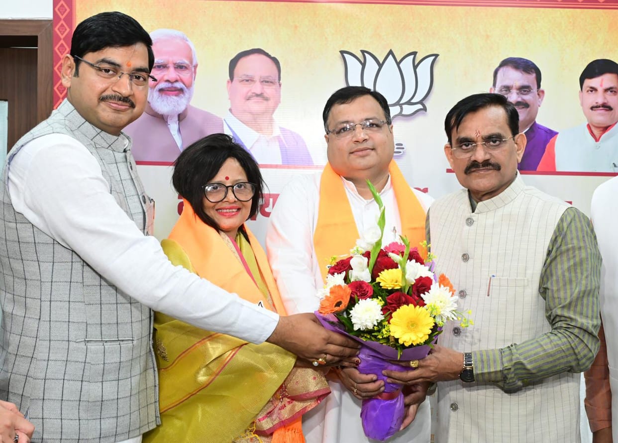 MP News: Shock to Congress, many leaders including former Congress spokesperson Ajay Singh Yadav join BJP.