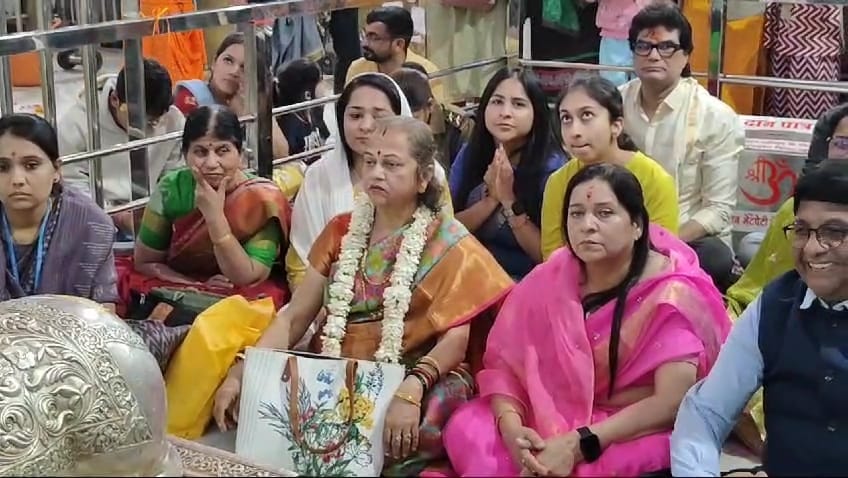 Nitin Gadkari's wife visited the court of Mahakal in morning and CM Mohan Yadav's wife reached in evening